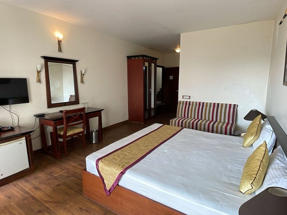 8fold-Pinecrest By LaRiSa, Bhimtal