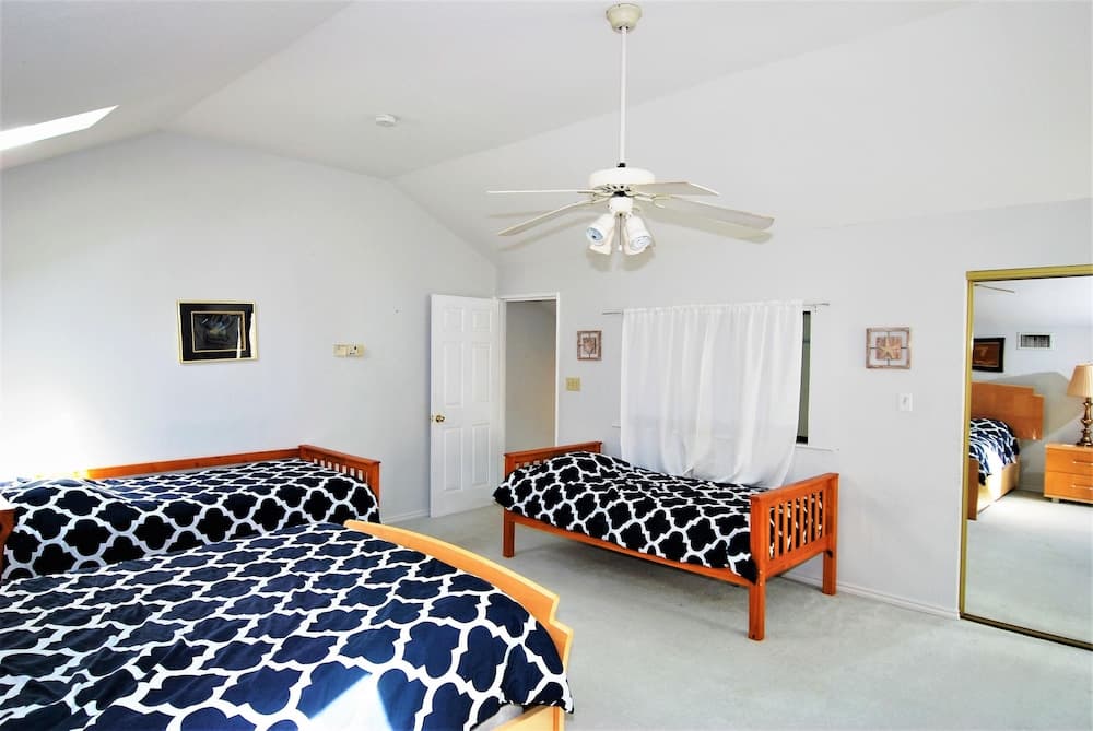 108 W. Morningside 2 Bedroom Condo by RedAwning