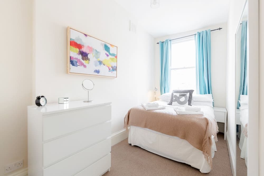 Earls Court Apartments by BaseToGo