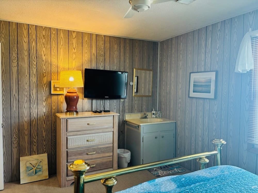 Paper Chase 4 Bedroom Home by RedAwning