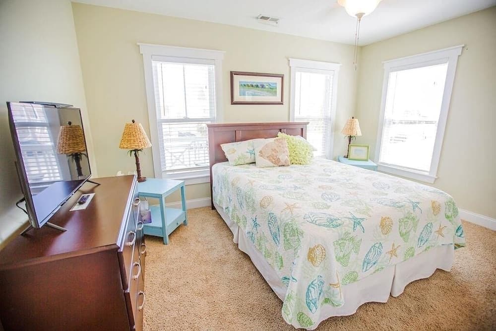 Life's A Beach 4 Bedroom Home by RedAwning