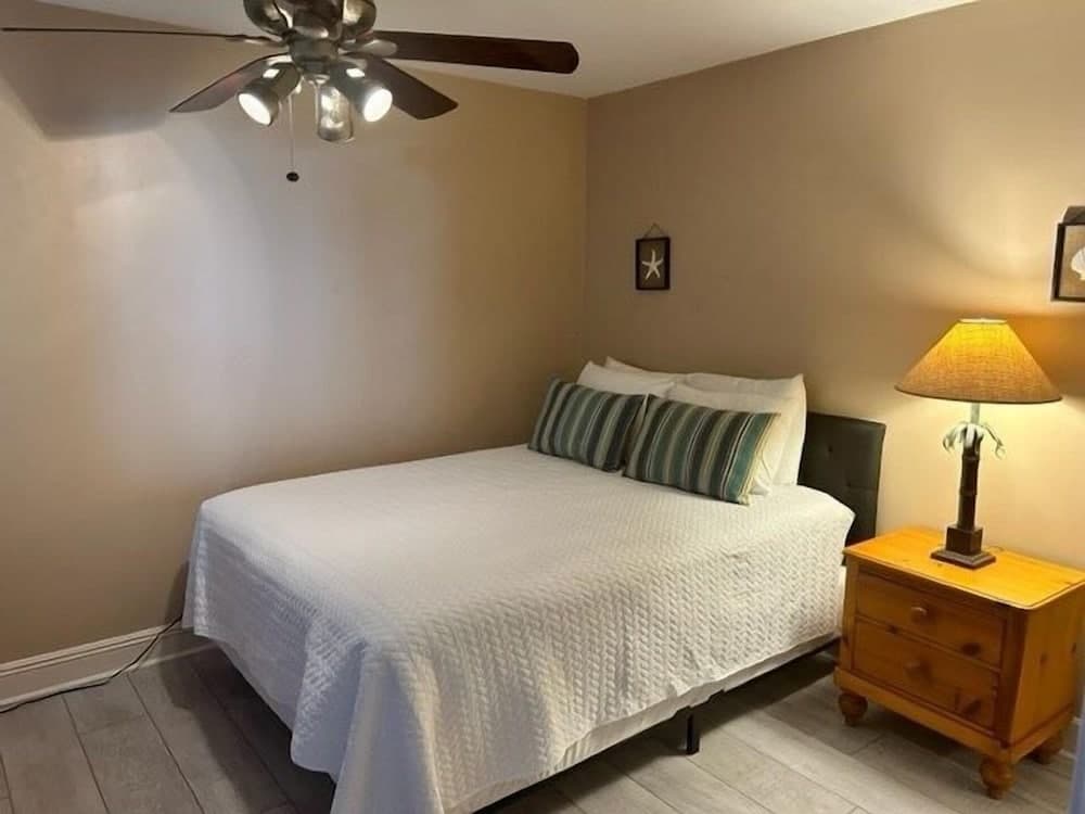 Elite Paradise 2 Bedroom Condo by RedAwning