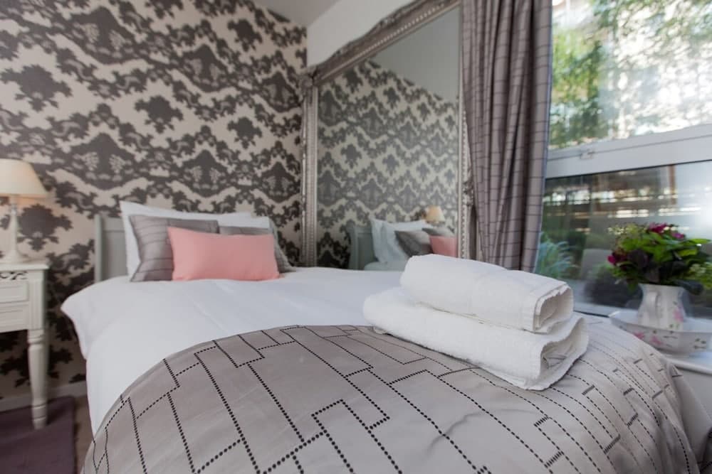 Holyrood Residence - Luxury Apartment With Parking