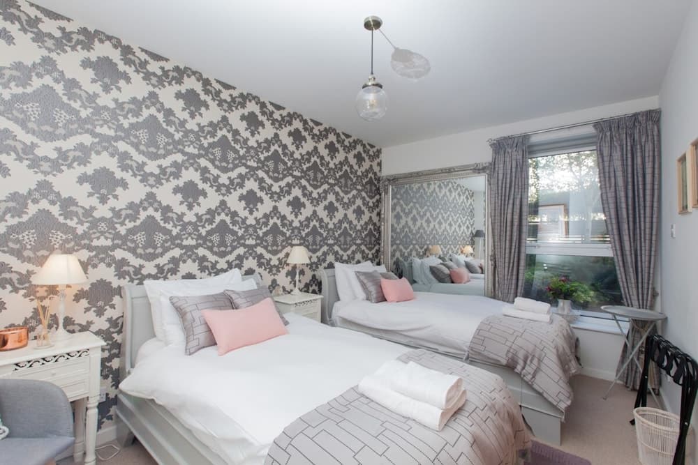 Holyrood Residence - Luxury Apartment With Parking