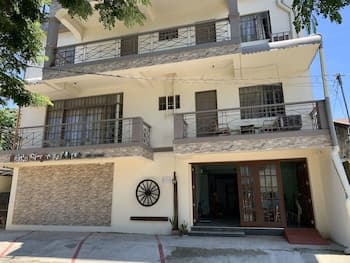 Beinte Singko de Marso Apartments