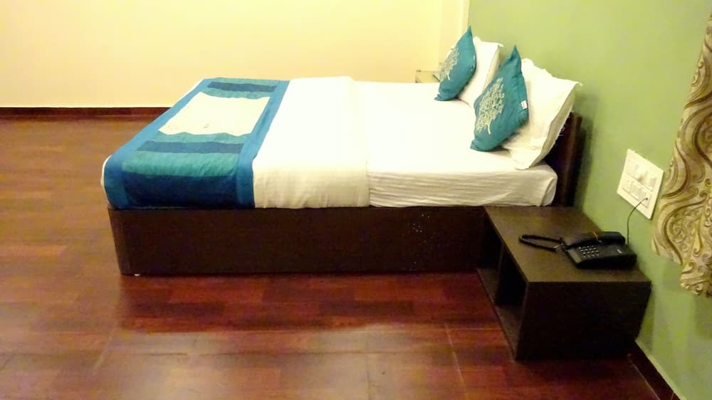 Hotel Blue Moon by Sky Stays