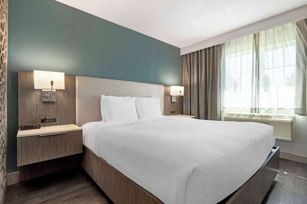 Best Western Plus Temecula Wine Country Hotel &Suites