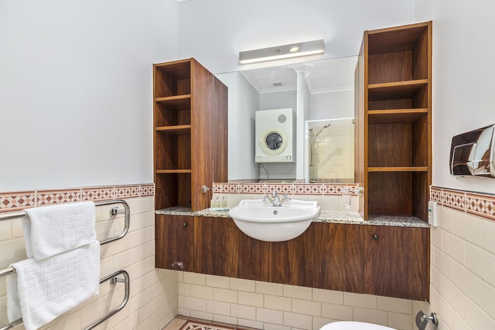 Two Bedroom Waterfront & City Apartment