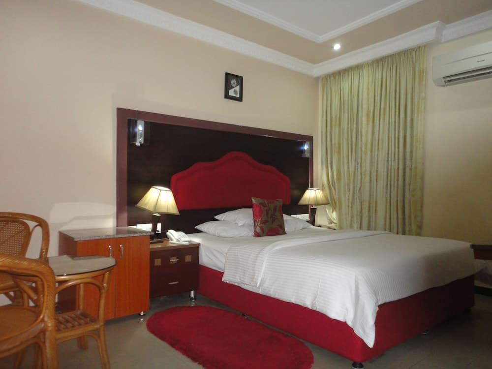 SDM Tavern and Suites