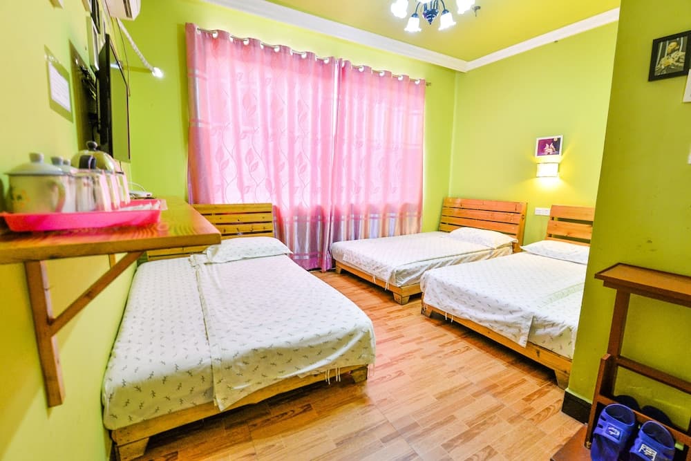 En Attendant Godot Youth Hostel