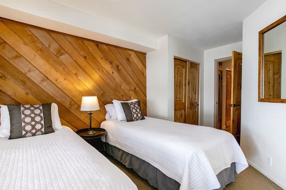 82 Ridgepoint 3 Bedroom Townhouse by RedAwning