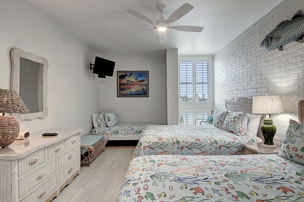 Channelview 105 2 Bedroom Condo by Redawning