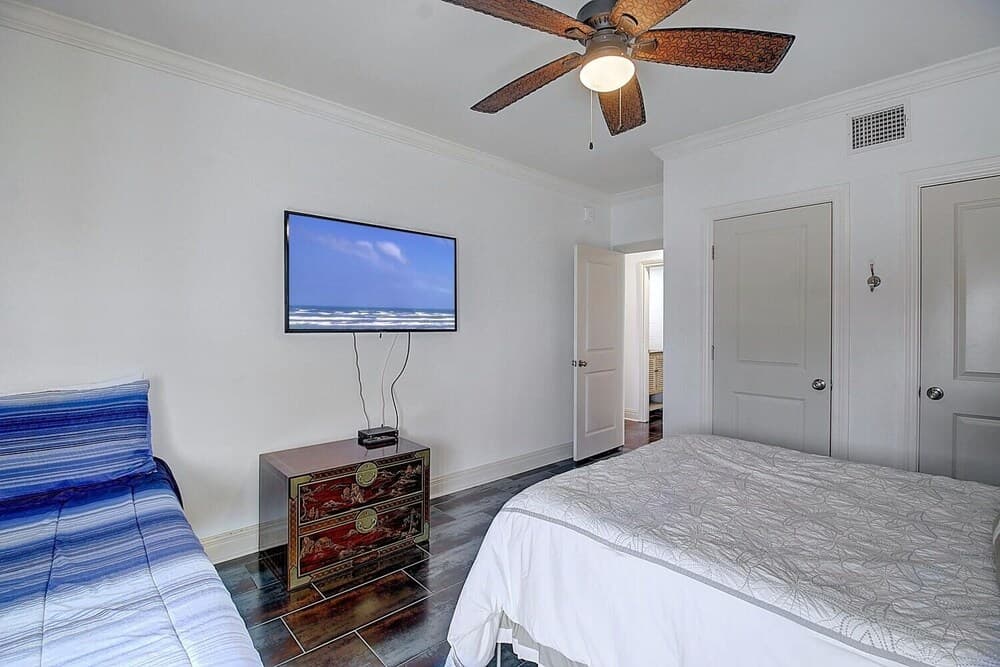 Channelview 211 2 Bedroom Condo by Redawning