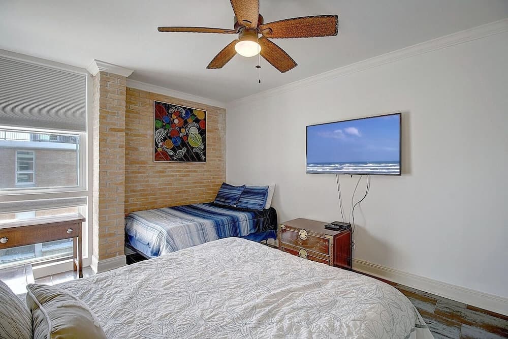 Channelview 211 2 Bedroom Condo by Redawning