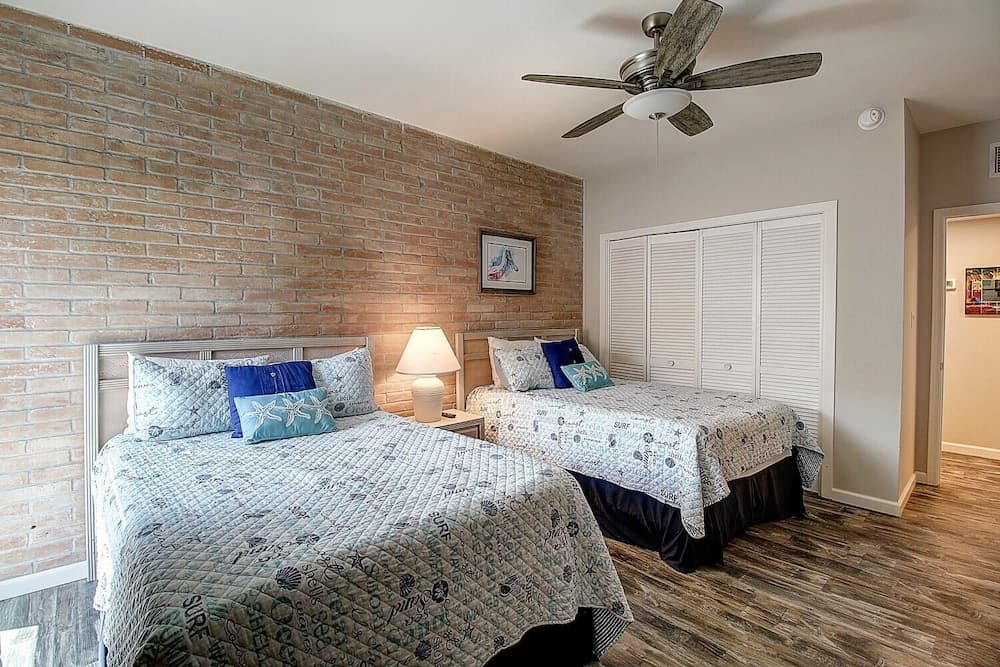 Channelview 213 2 Bedroom Condo by Redawning