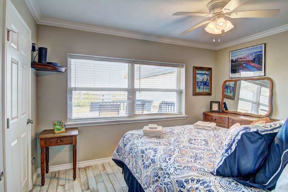 Beach Bunker Siv30 2 Bedroom Condo by Redawning