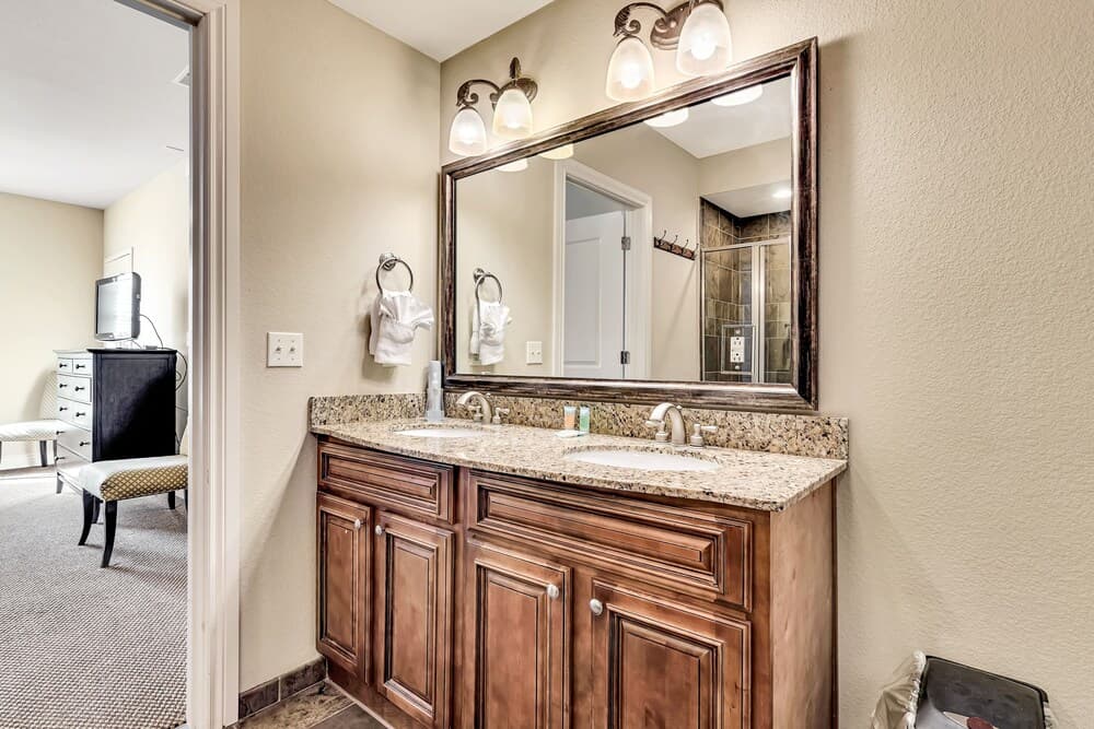 Stayin Classy 2 Bedroom Condo by Redawning