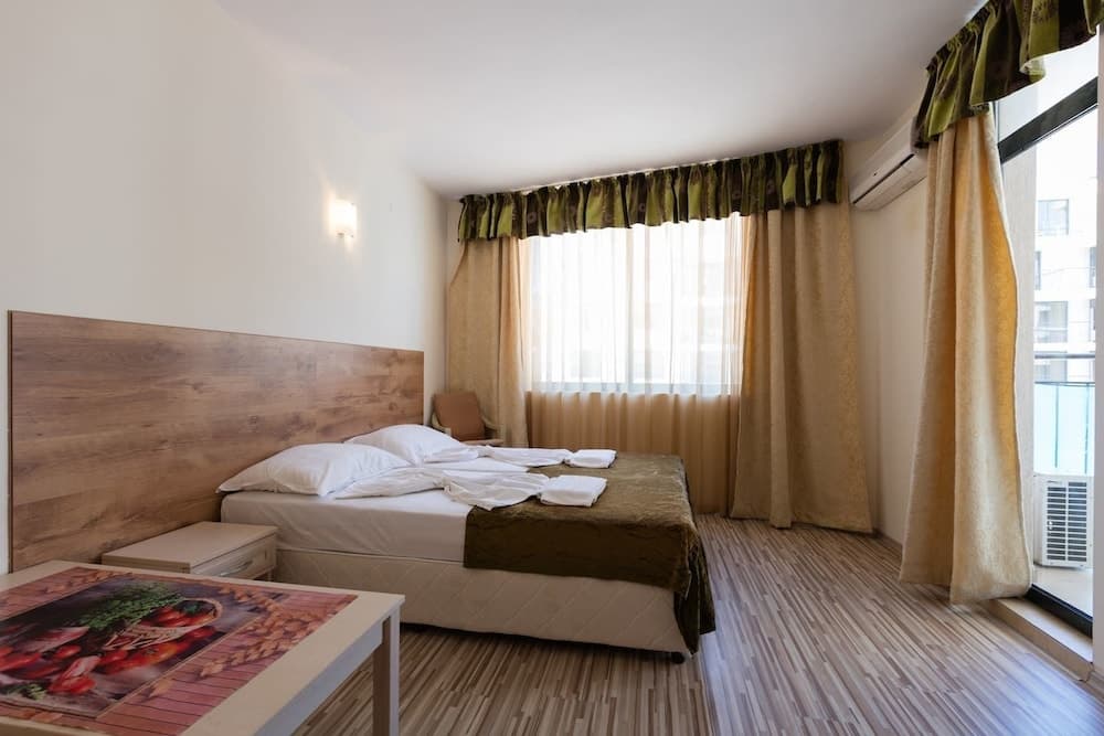 Studio for Family with Kitchenette and Pool view