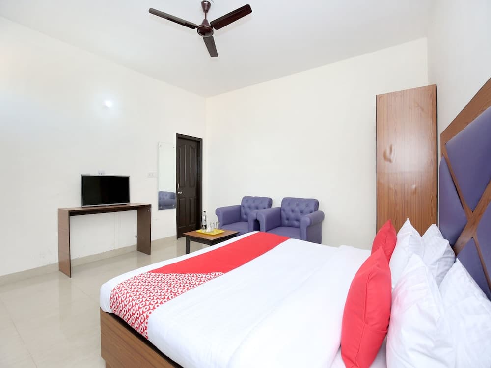 OYO 12409 Royal Cottage