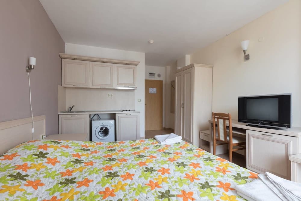 Studio with Balcony and Pool View