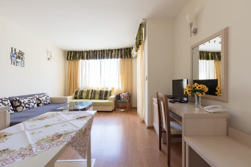 Quiet One Bedroom Apartment with Balcony