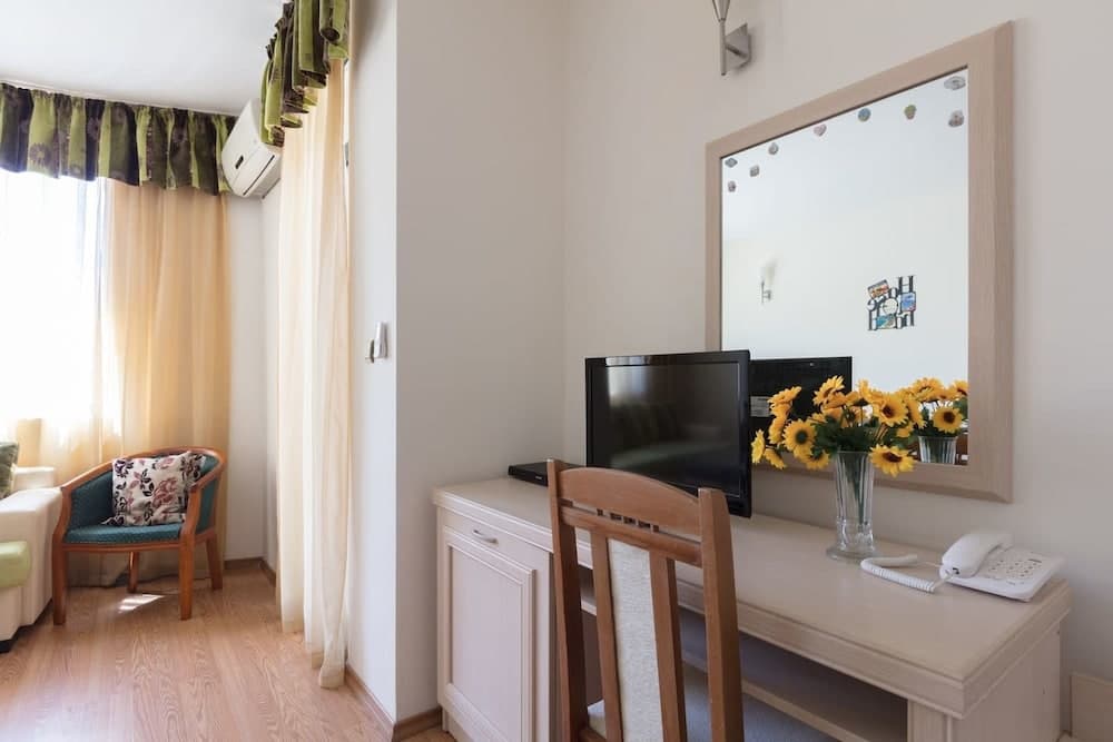 Quiet One Bedroom Apartment with Balcony