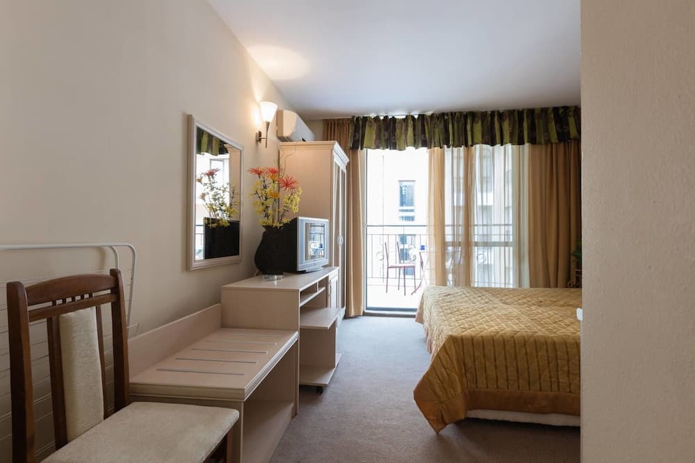 Quiet Studio in Avalon complex