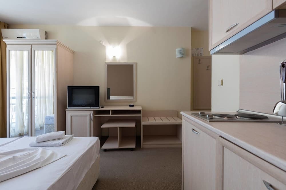 Quiet Studio with Kitchen & Balcony