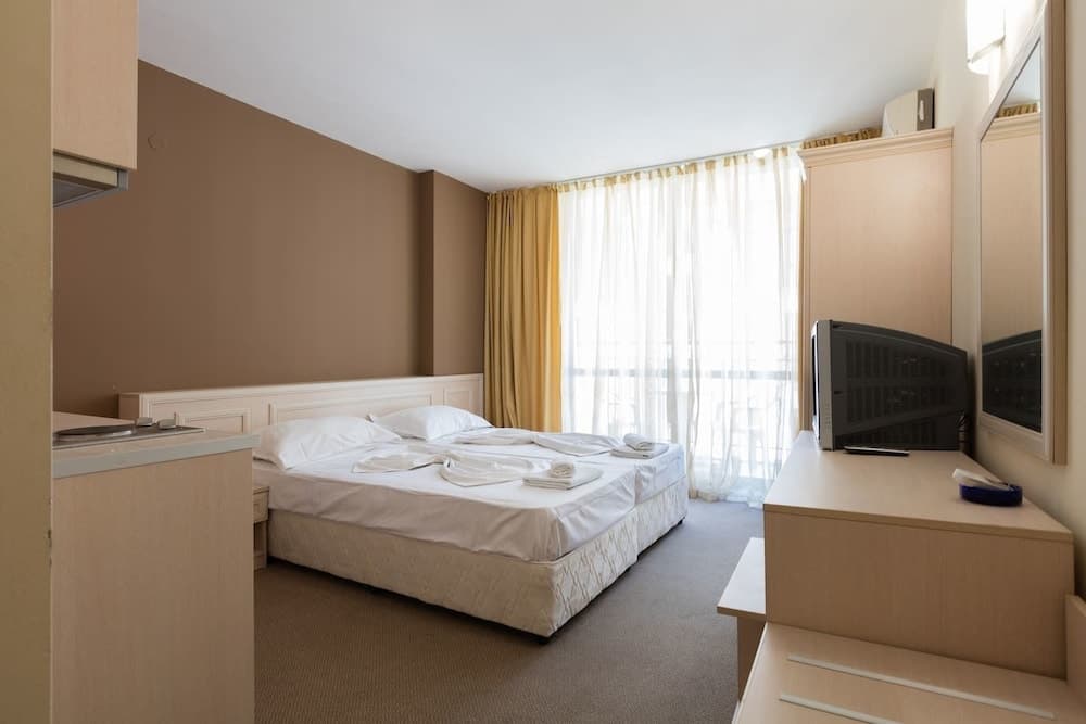 Quiet Studio with Kitchen & Balcony