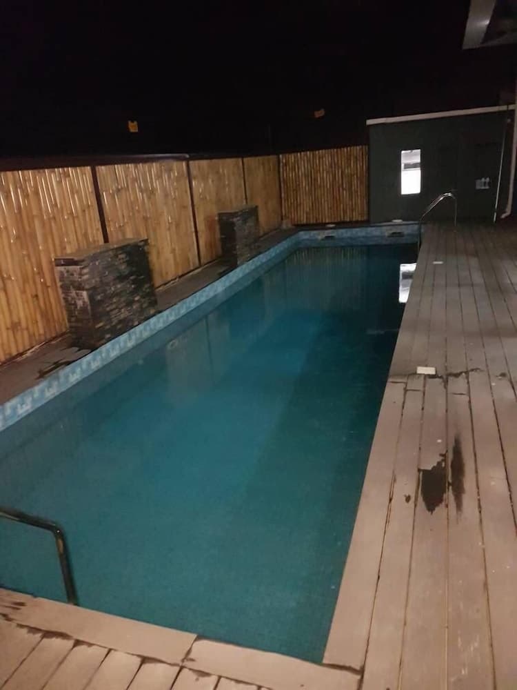 furnished indoor pool gym 3 bedroom flat