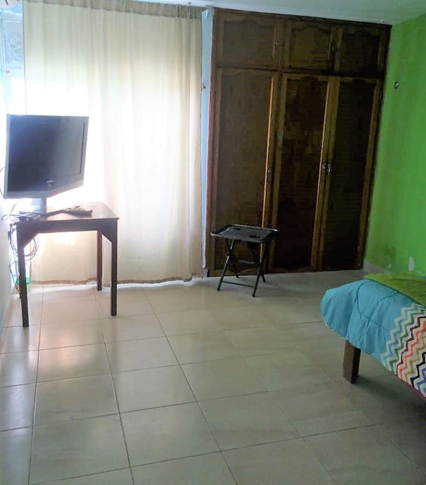 HOSTAL LA RIVERA INN