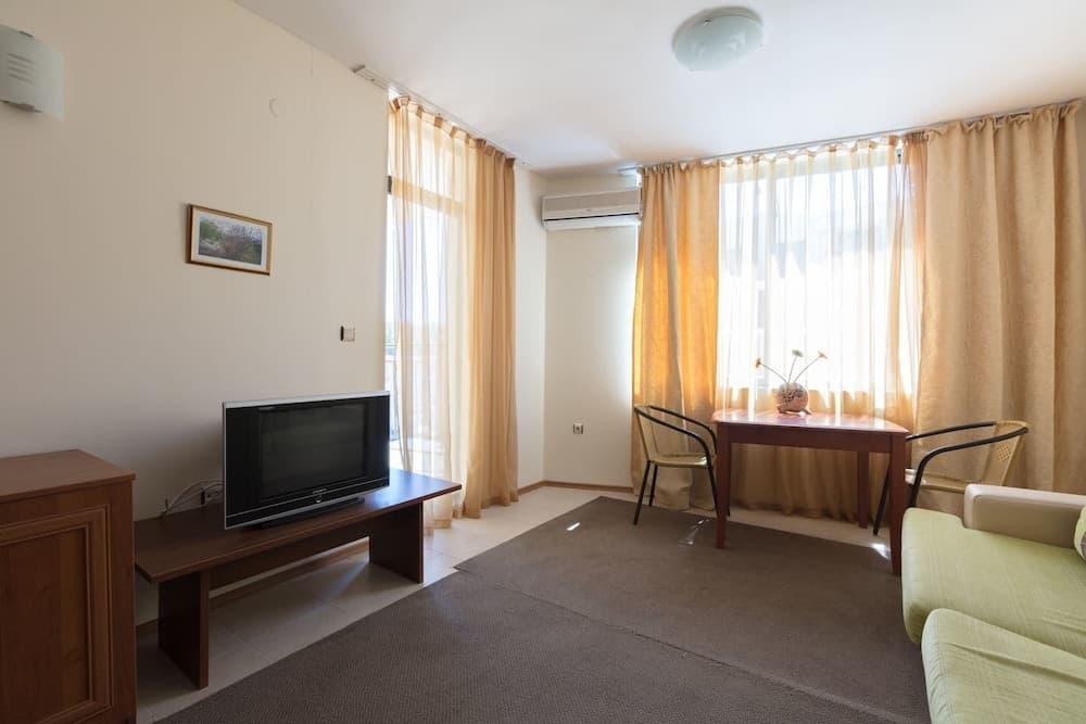 Two Bedroom Apartment with Kitchen