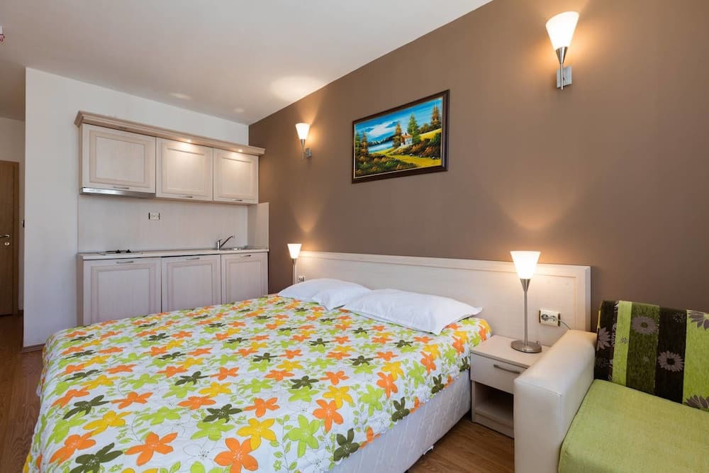 Studio with Balcony & Pool View