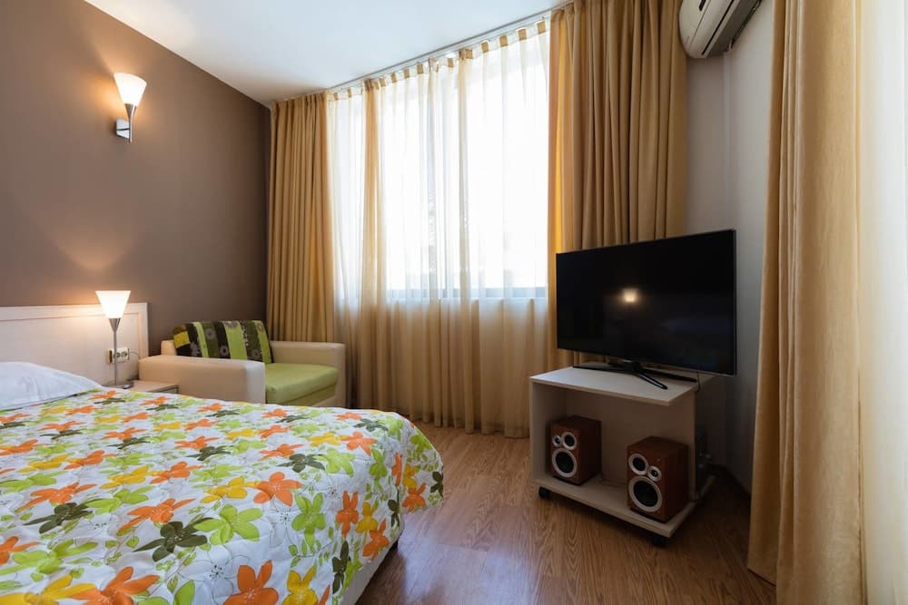 Studio with Balcony & Pool View