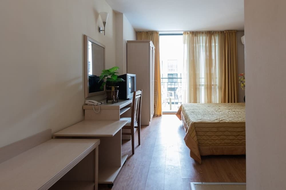 Studio with Balcony & Pool View