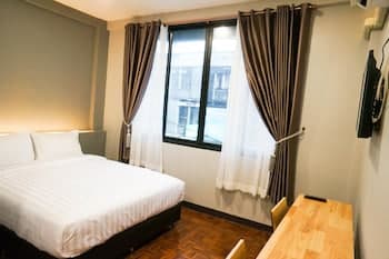 Lux Rooms Night Bazaar