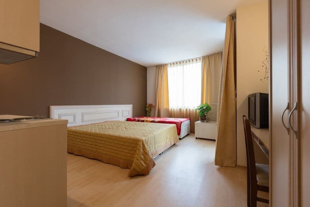 Studio with Balcony & Pool View