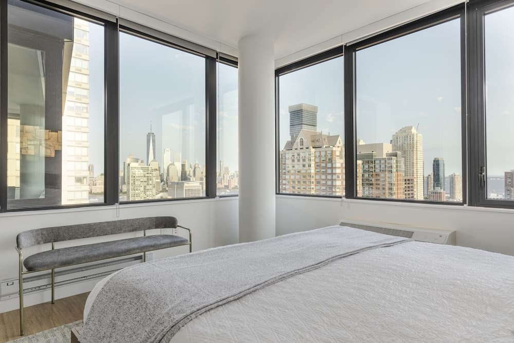 Deedee's Sky Rise Apartments - Newport 2