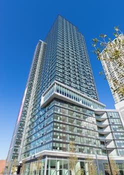 Deedee's Sky Rise Apartments - Newport 2