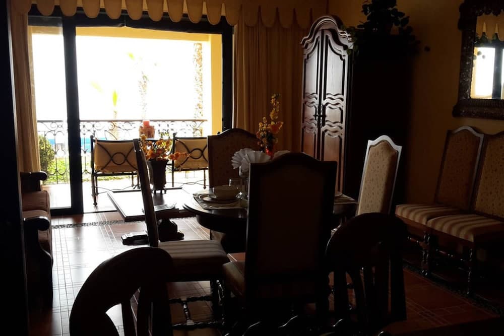 Unique Master 1 Bedroom Suite 1 King