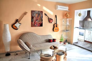 Vintage apartment in the city jungle