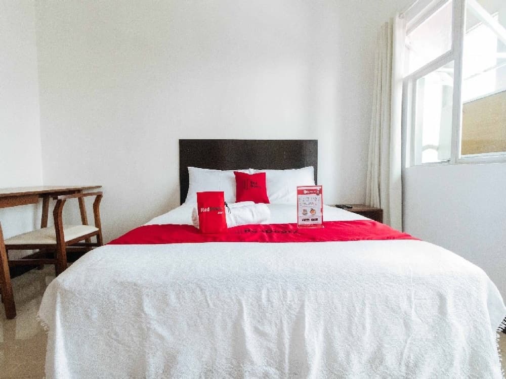 RedDoorz Plus @ Banawe Quezon City Weekly Stay