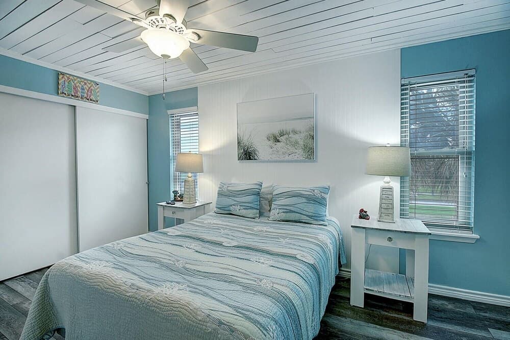 Courtyard #211 1 Bedroom Condo by Redawning