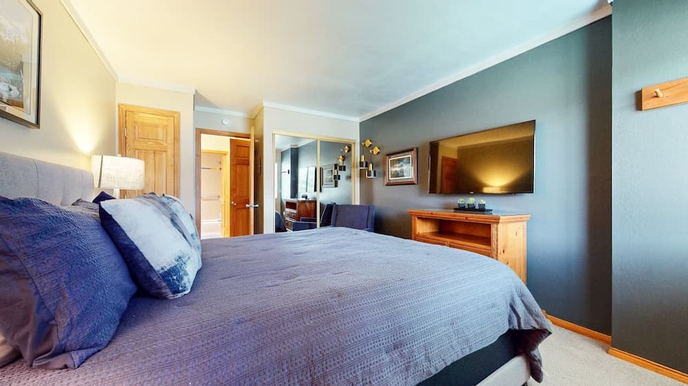 Summit #55 1 Bedroom Condo