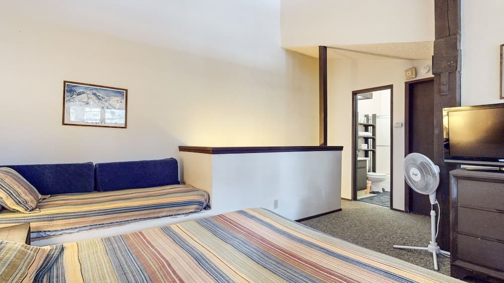 Summit 277 Pet-Friendly, Open Floor Plan, Walk to the Slopes by RedAwning