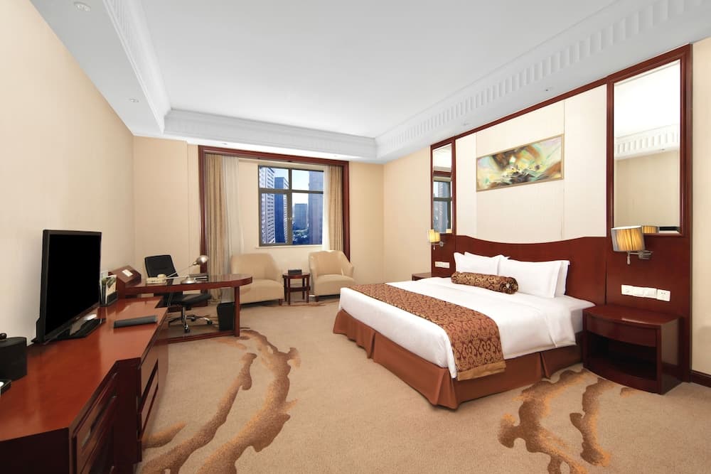 Longqi Jianguo Hotel