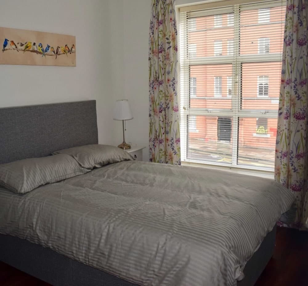 2 Bed Historical Christchurch With Parking