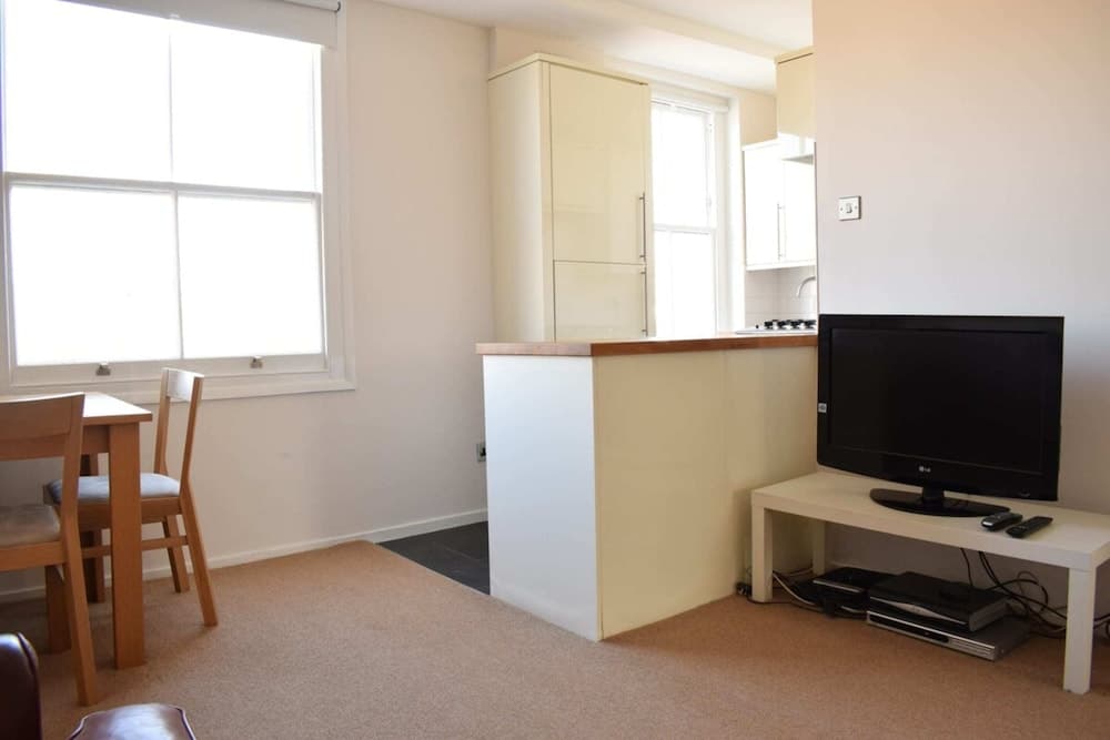 Bright 2 Bedroom Flat - Short Walk to Notting Hill