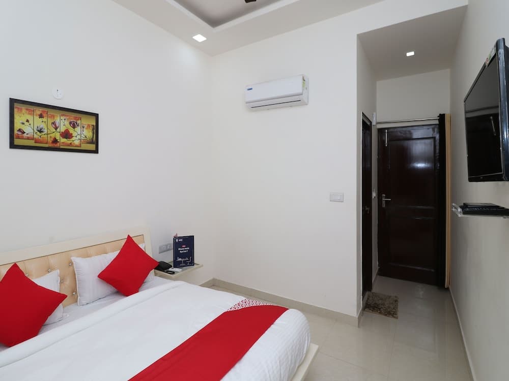 OYO 13406 Hotel Golden Leaf