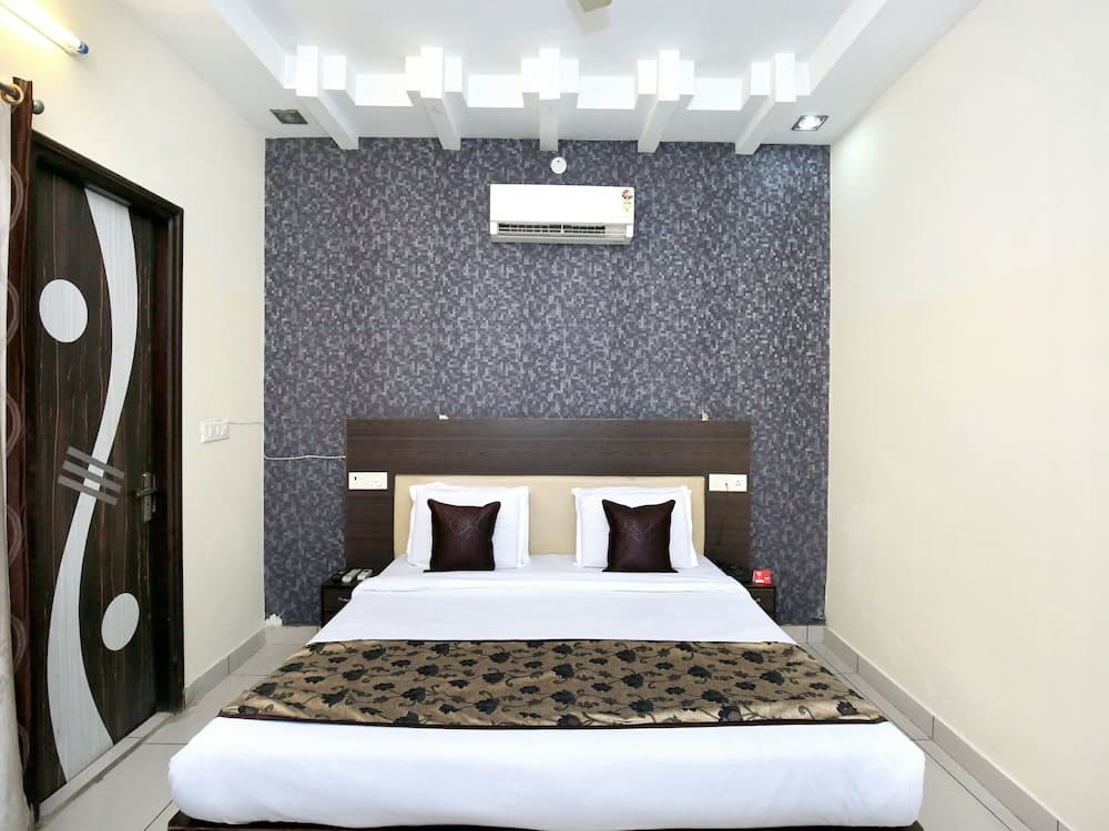 OYO 11844 Hotel Golden Halo